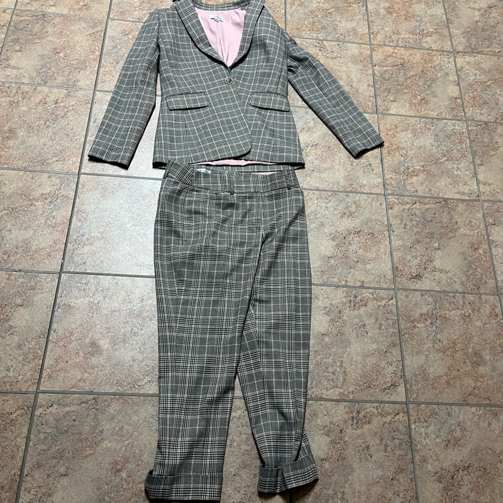 Tahari Gray Checkered Blazer & Trouser Suit Set Pink Lining Size 6